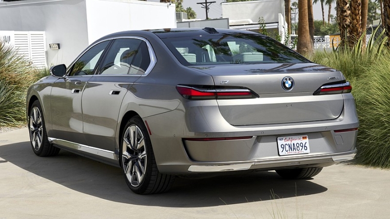 Обновлённая BMW 7 серии: первые изображения