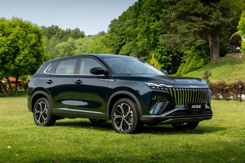 В России стартовали продажи флагманского кроссовера Dongfeng Huge