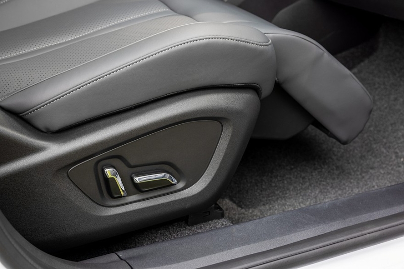 В России стартовали продажи флагманского кроссовера Dongfeng Huge