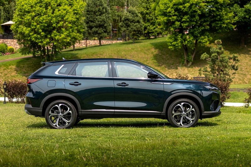 В России стартовали продажи флагманского кроссовера Dongfeng Huge