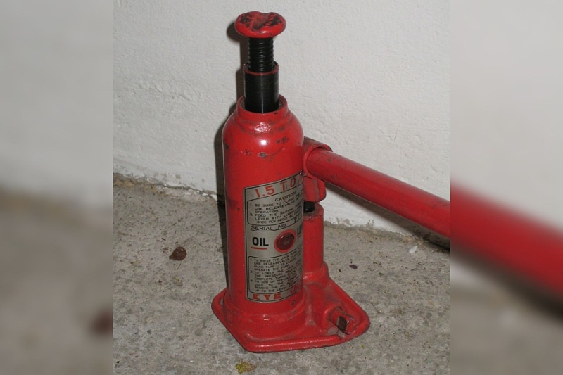 Главное – безопасность: как выбрать домкрат и как им правильно пользоваться