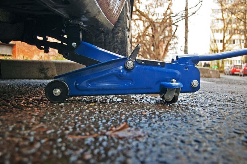 Главное – безопасность: как выбрать домкрат и как им правильно пользоваться