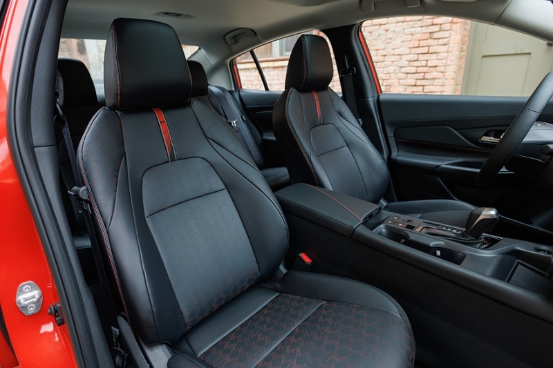 Обновлённый седан Nissan Sentra: «располосованное» лицо, большой планшет и прежняя техника