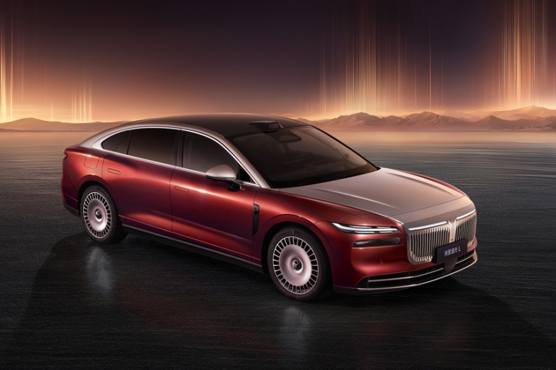 Роскошный полноприводный седан Voyah Passion L показался на новых официальных фото