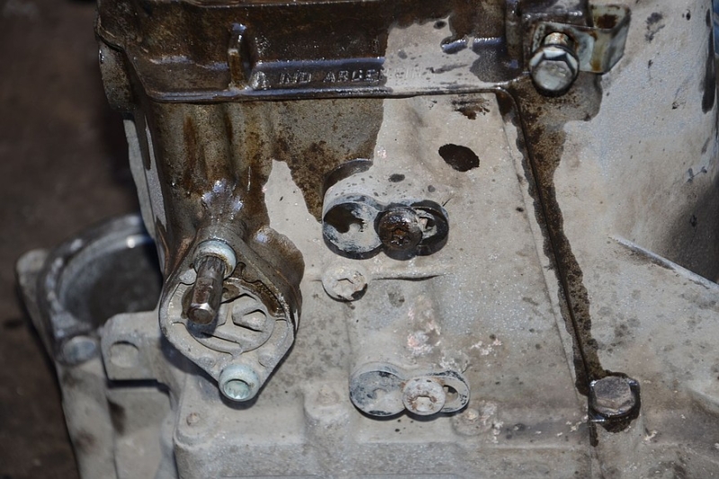 Запах гари, вой и скрежет: причины и признаки засорения фильтра коробки передач