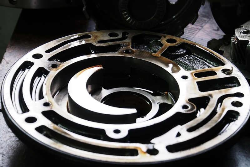 Запах гари, вой и скрежет: причины и признаки засорения фильтра коробки передач