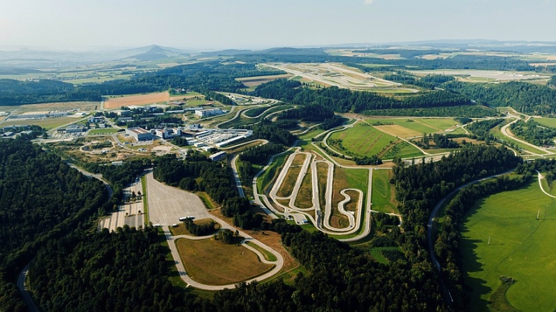 Головной автополигон Mercedes-Benz получил новый центр испытаний светотехники