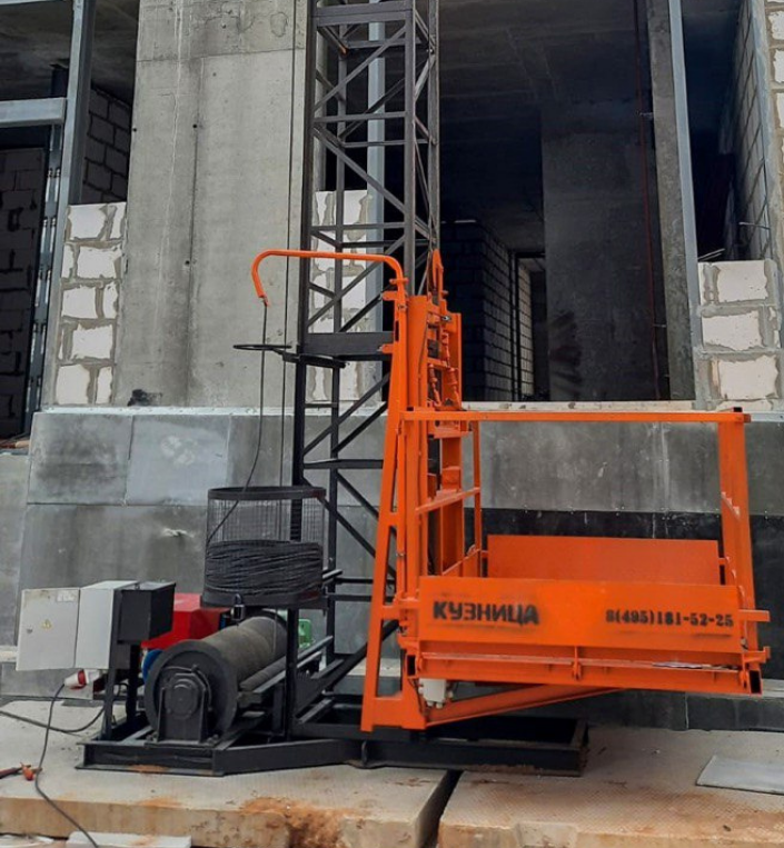 Аренда грузовых строительных подъемников: эффективное решение для вертикального транспорта