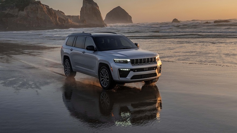 Посвежевший Jeep Grand Cherokee получил иное «лицо», подросший тачскрин и новый мотор