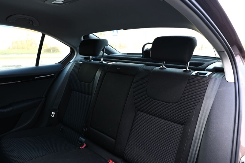 Skoda Octavia A7 с пробегом: ржавые пороги, дыры в дверях и комфортный салон из пластика