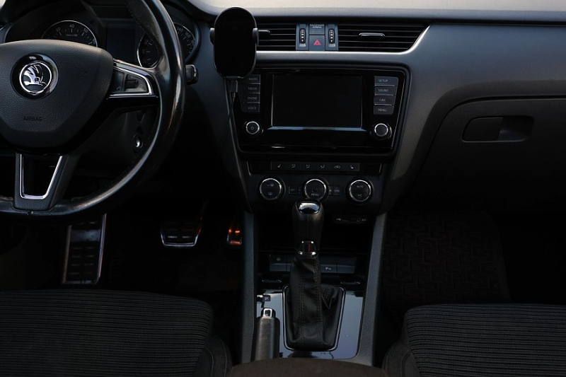 Skoda Octavia A7 с пробегом: ржавые пороги, дыры в дверях и комфортный салон из пластика