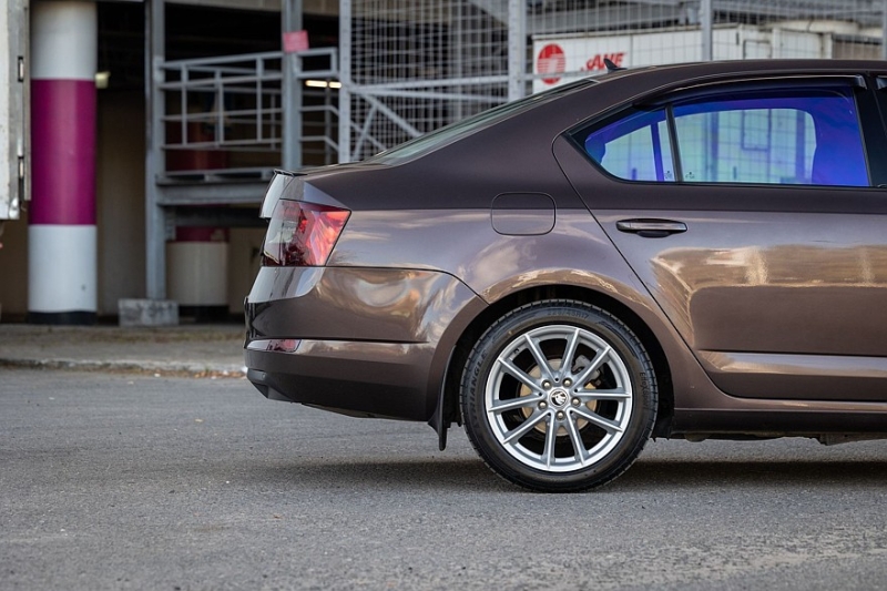 Skoda Octavia A7 с пробегом: ржавые пороги, дыры в дверях и комфортный салон из пластика