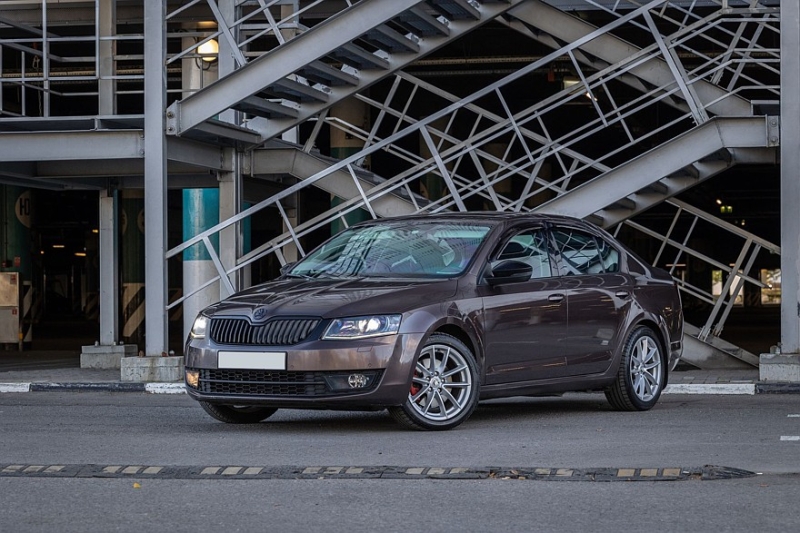 Skoda Octavia A7 с пробегом: ржавые пороги, дыры в дверях и комфортный салон из пластика