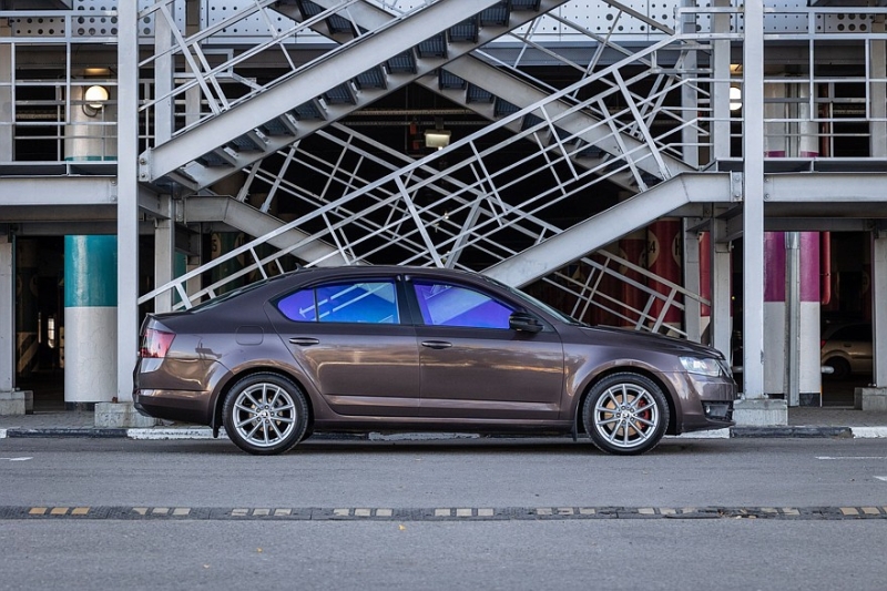 Skoda Octavia A7 с пробегом: ржавые пороги, дыры в дверях и комфортный салон из пластика