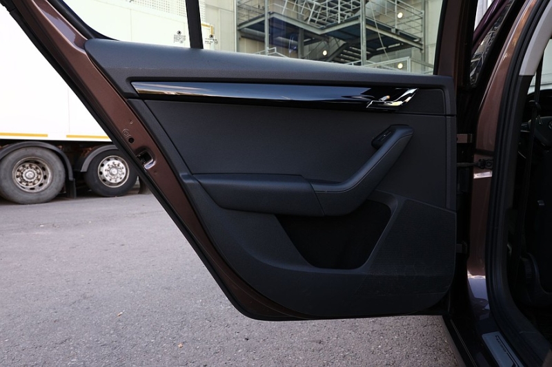 Skoda Octavia A7 с пробегом: ржавые пороги, дыры в дверях и комфортный салон из пластика