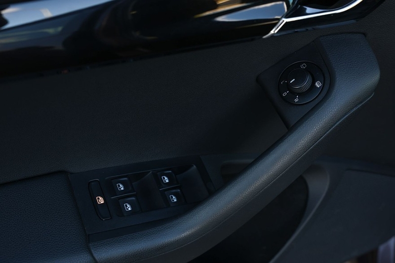 Skoda Octavia A7 с пробегом: ржавые пороги, дыры в дверях и комфортный салон из пластика