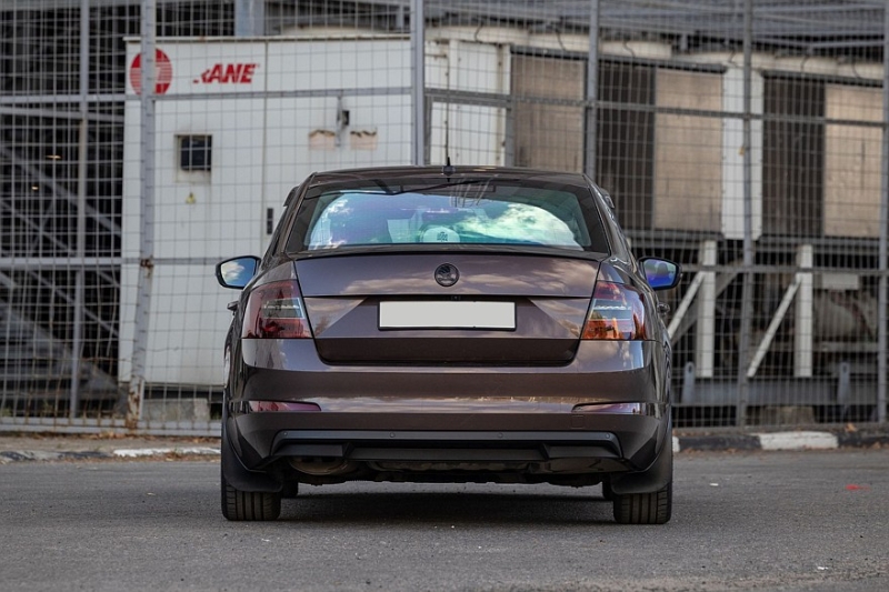 Skoda Octavia A7 с пробегом: ржавые пороги, дыры в дверях и комфортный салон из пластика