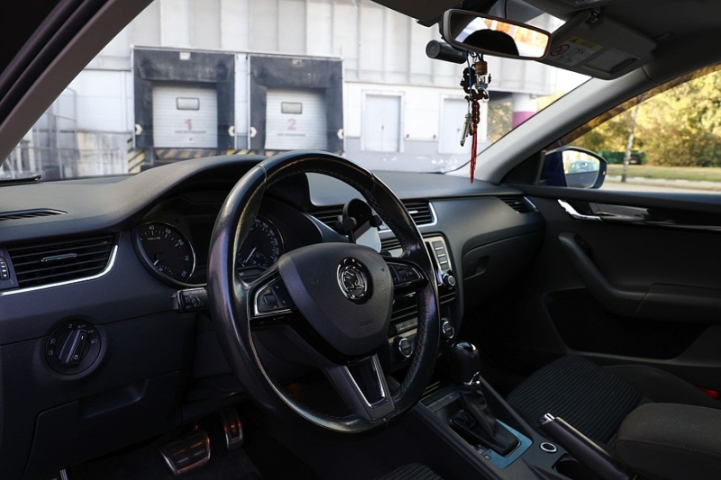 Skoda Octavia A7 с пробегом: ржавые пороги, дыры в дверях и комфортный салон из пластика