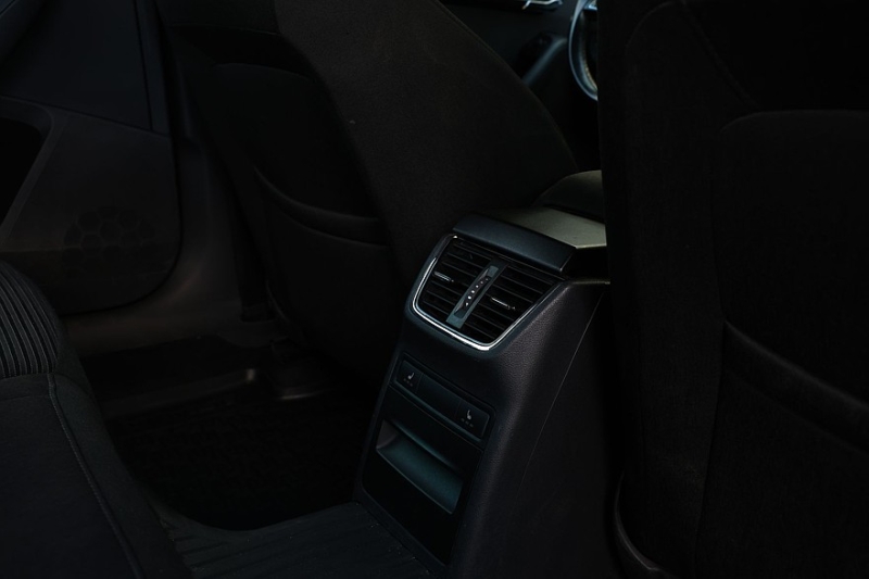 Skoda Octavia A7 с пробегом: ржавые пороги, дыры в дверях и комфортный салон из пластика