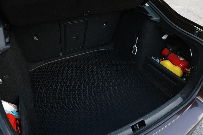 Skoda Octavia A7 с пробегом: ржавые пороги, дыры в дверях и комфортный салон из пластика