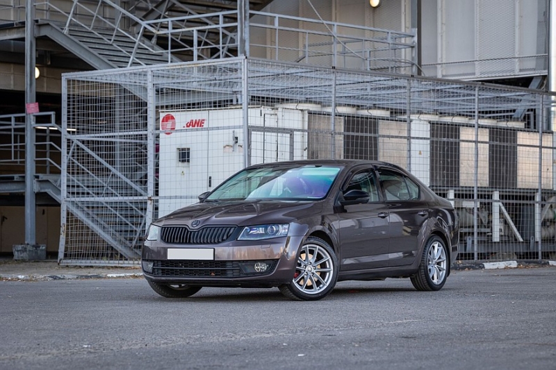 Skoda Octavia A7 с пробегом: ржавые пороги, дыры в дверях и комфортный салон из пластика