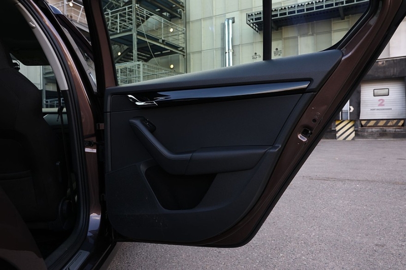 Skoda Octavia A7 с пробегом: ржавые пороги, дыры в дверях и комфортный салон из пластика