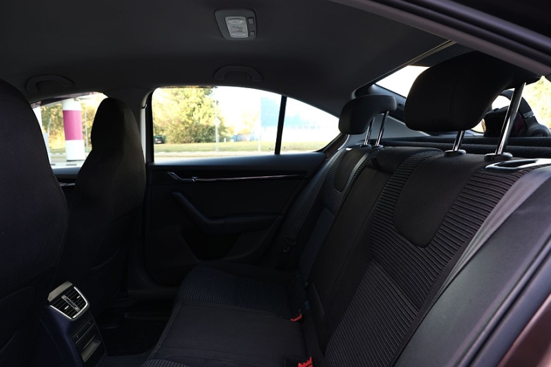 Skoda Octavia A7 с пробегом: ржавые пороги, дыры в дверях и комфортный салон из пластика