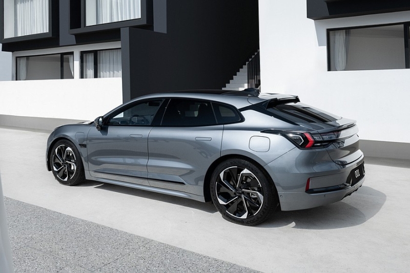 Geely готовит к премьере обновлённый Zeekr 001: фото без камуфляжа