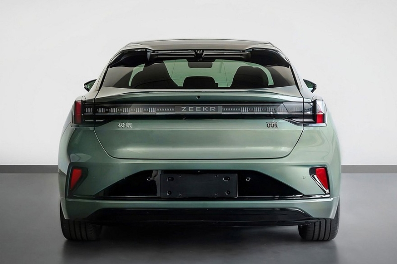 Geely готовит к премьере обновлённый Zeekr 001: фото без камуфляжа