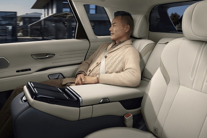 Леворульный кроссовер Toyota Century: новые официальные изображения и подробности