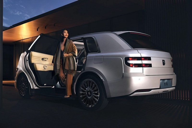 Леворульный кроссовер Toyota Century: новые официальные изображения и подробности