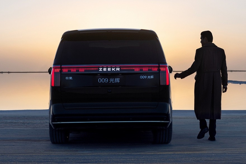 Минивэн Zeekr 009 от Geely получил мощную VIP-версию с салоном на четверых и телевизором