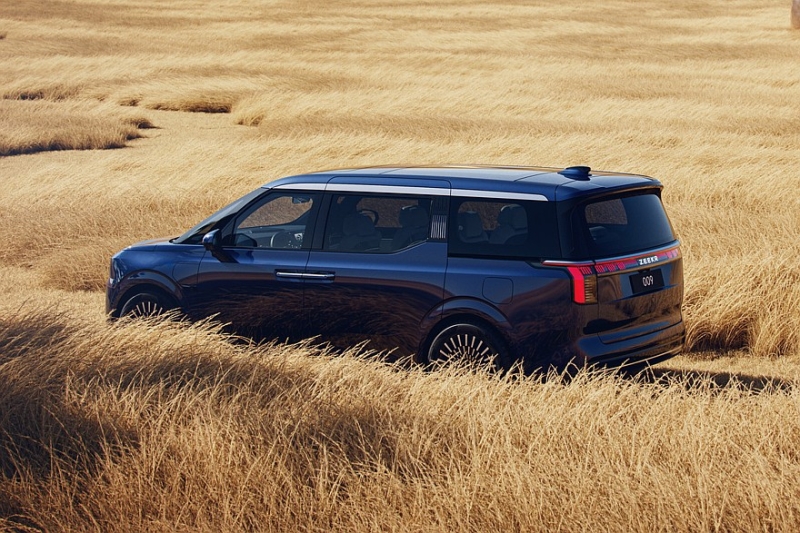 Минивэн Zeekr 009 от Geely получил мощную VIP-версию с салоном на четверых и телевизором