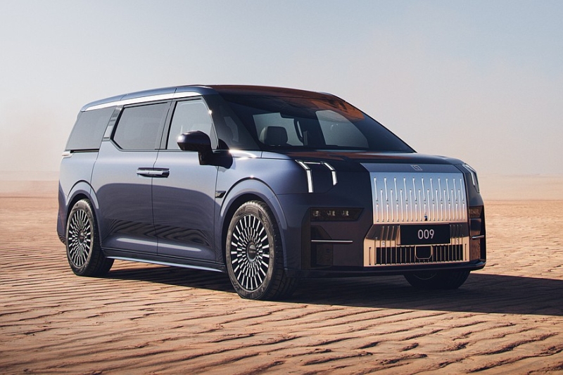 Минивэн Zeekr 009 от Geely получил мощную VIP-версию с салоном на четверых и телевизором