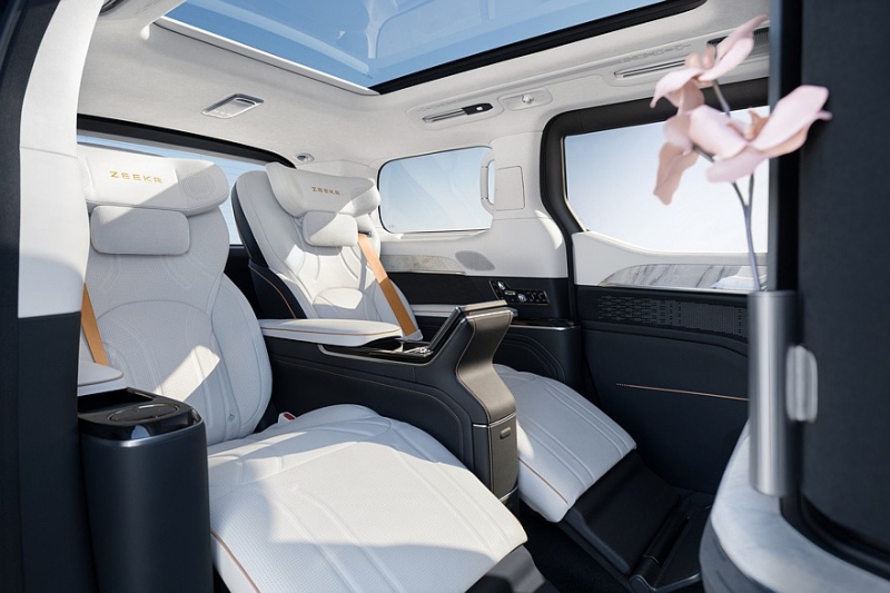 Минивэн Zeekr 009 от Geely получил мощную VIP-версию с салоном на четверых и телевизором