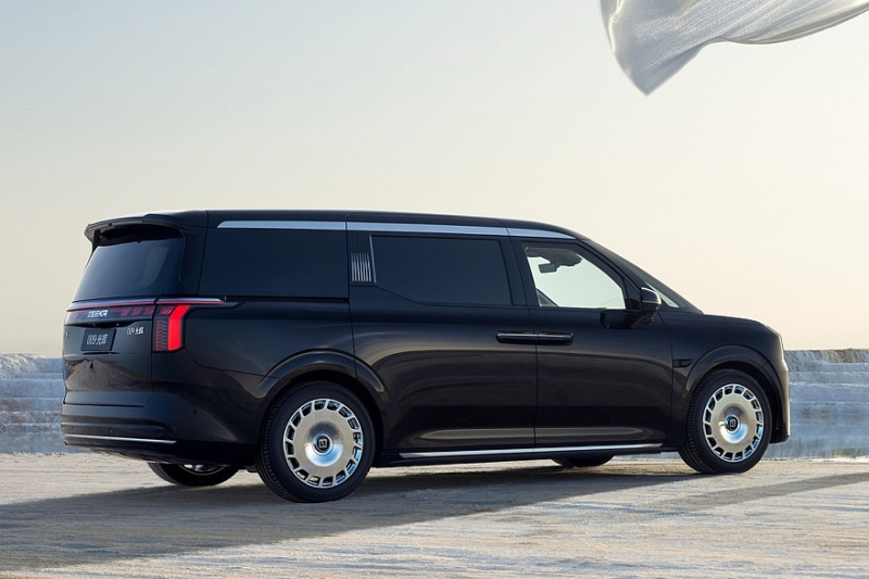 Минивэн Zeekr 009 от Geely получил мощную VIP-версию с салоном на четверых и телевизором