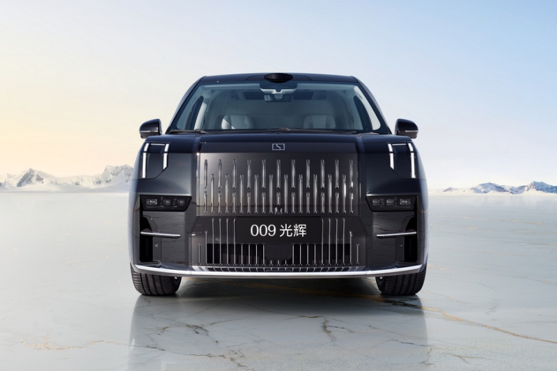 Минивэн Zeekr 009 от Geely получил мощную VIP-версию с салоном на четверых и телевизором