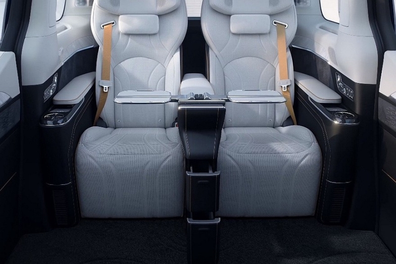 Минивэн Zeekr 009 от Geely получил мощную VIP-версию с салоном на четверых и телевизором
