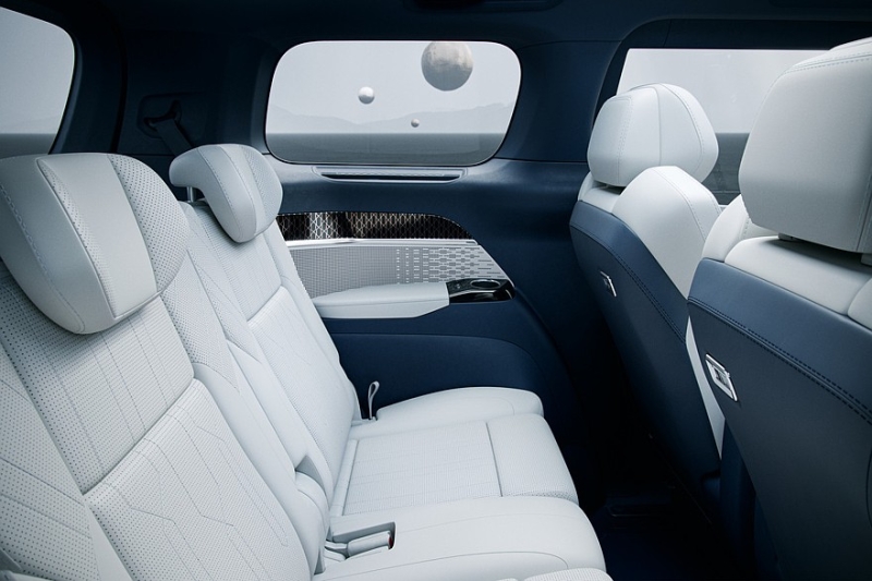 Минивэн Zeekr 009 от Geely получил мощную VIP-версию с салоном на четверых и телевизором