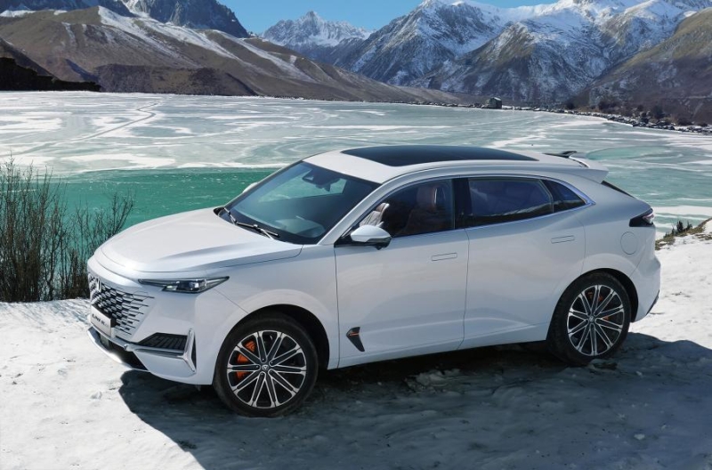 Стартовали российские продажи гибридного кроссовера Changan Uni-K iDD