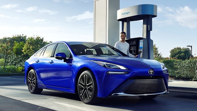 Водородный седан Toyota Mirai стал существенно безопаснее в 2024 модельном году